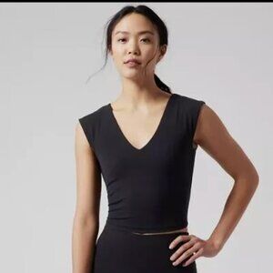 NWOT! Athleta Vita Free Cropped Tee | XL | Black | V Neck | Built in Mesh Bra